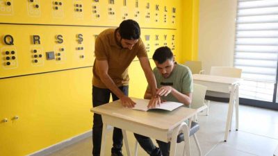 Kocaeli’deki Gonca Engelsiz Yaşam Merkezi’nde, yüzde 90 görme kaybı olan