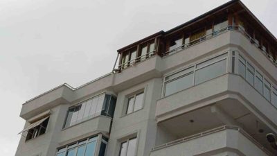 Yalova’nın Çınarcık ilçesinde 6. kattaki evinin penceresinden kızı ve kızının