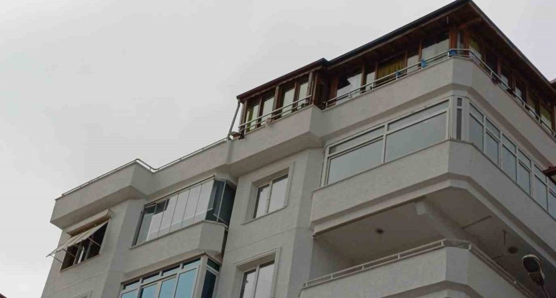 Yalova’nın Çınarcık ilçesinde 5. kattaki evinin penceresinden kızı ve kızının