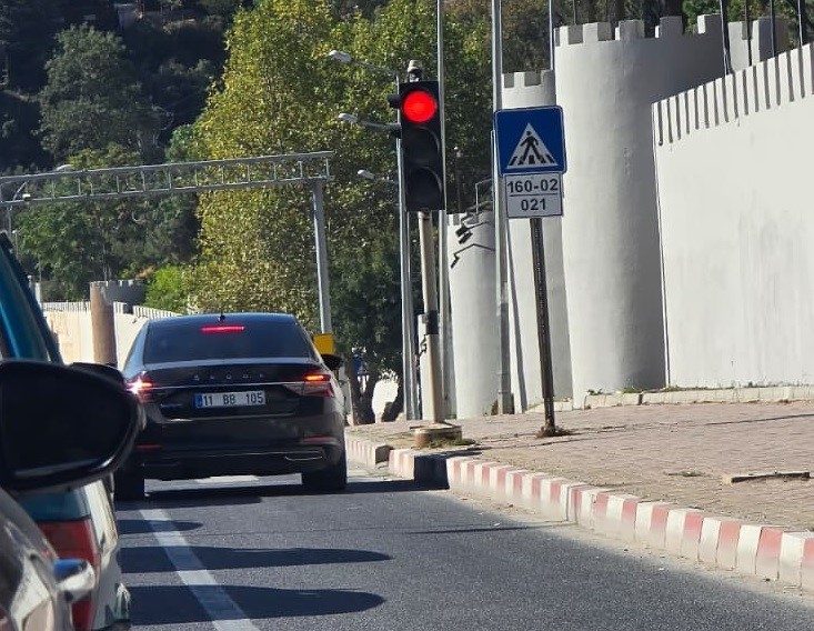 Bilecik’te yoğun trafiğin yaşandığı saatlerde güvenlik şeridini kullanan araçlar tepkilere
