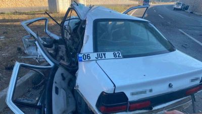 Sakarya’nın Kaynarca ilçesinde hafif ticari araçla otomobil çarpıştı. Hurdaya dönen