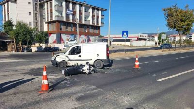 Akçakoca kara yolunda meydana gelen kazada hafif ticari araç ile