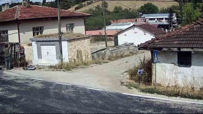 Bilecik’te köy meydanına atık bırakan hurdacılar vatandaşların tepkisine neden oldu.