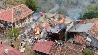 Kastamonu’da iki katlı konak çıkan yangında kullanılamaz hale gelirken, bir