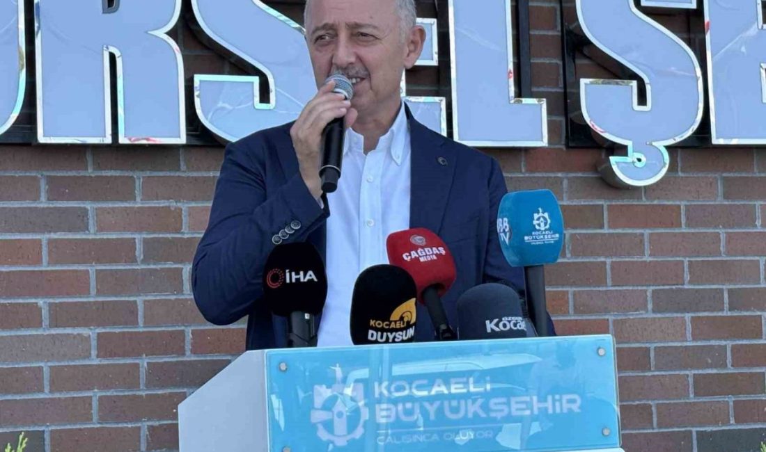 İki partinin başkanları açılışta buluştu: Seçim esprisi töreni ısıttı Kocaeli’nin Karamürsel ilçesindeki yeni şehirlerarası otobüs terminalinin tanıtım töreninde konuşan