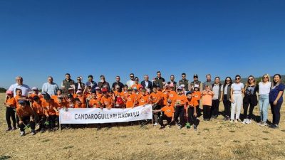 Kastamonu’da düzenlenen etkinlikte ilkokul öüğrencileri fidan dikti. Kastamonu İl Özel