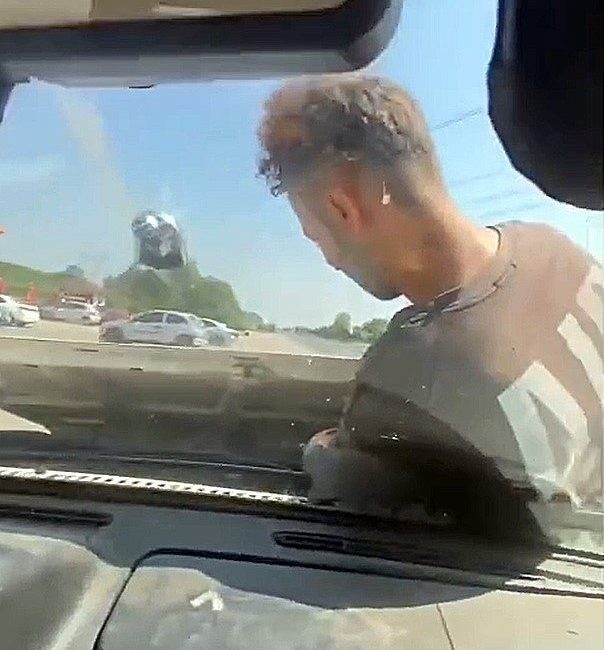 Kaput üzerinde giderek motoru kontrol ettiler Düzce(İHA) – Düzce’de geçtiğimiz hafta yaşanan olayda otomobilin ön kaputuna