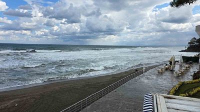 Meteoroloji Genel Müdürlüğü’nün yaptığı yağış uyarısının ardından Düzce’nin Akçakoca ilçesinde