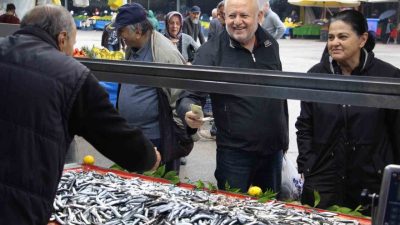 Bolu’da vatandaşların hamsiye olan ilgisi sürerken, Karadeniz’de etkili olan fırtına