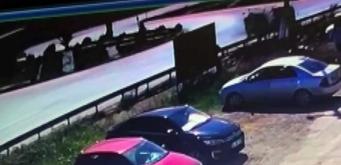 Karasu Belediyesi’ne bağlı Karsaş’a ait araç ile otomobil kavşakta çarpıştı.