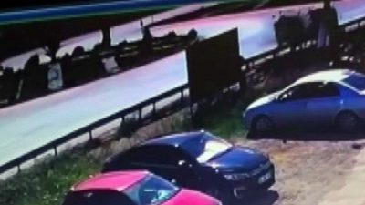 Karasu Belediyesi’ne bağlı Karsaş’a ait araç ile otomobil kavşakta çarpıştı.