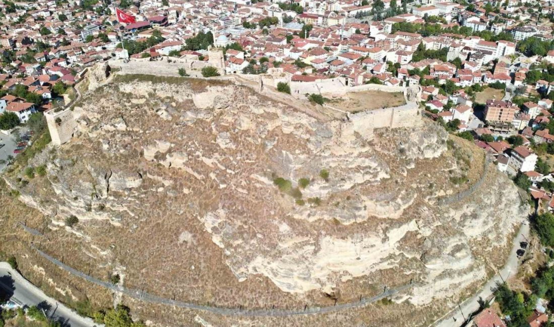 Kastamonu Kalesi’nin çevresindeki dev kayalar; Tosya ilçesinde 1943 yılında meydana