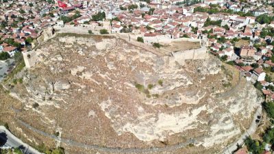 Kastamonu Kalesi’nin çevresindeki dev kayalar; Tosya ilçesinde 1943 yılında meydana