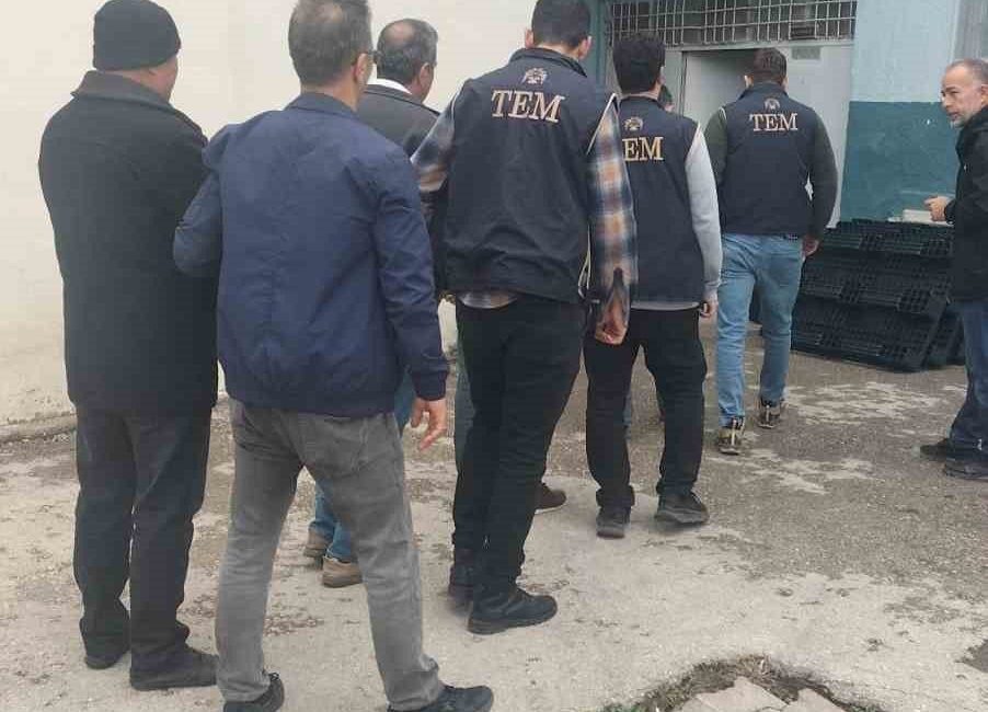 Kastamonu merkezli 4 ilde FETÖ operasyonu: 8 hükümlü yakalandı Kastamonu merkezli 4 ilde gerçekleştirilen operasyonda FETÖ firarisi 8 hükümlü