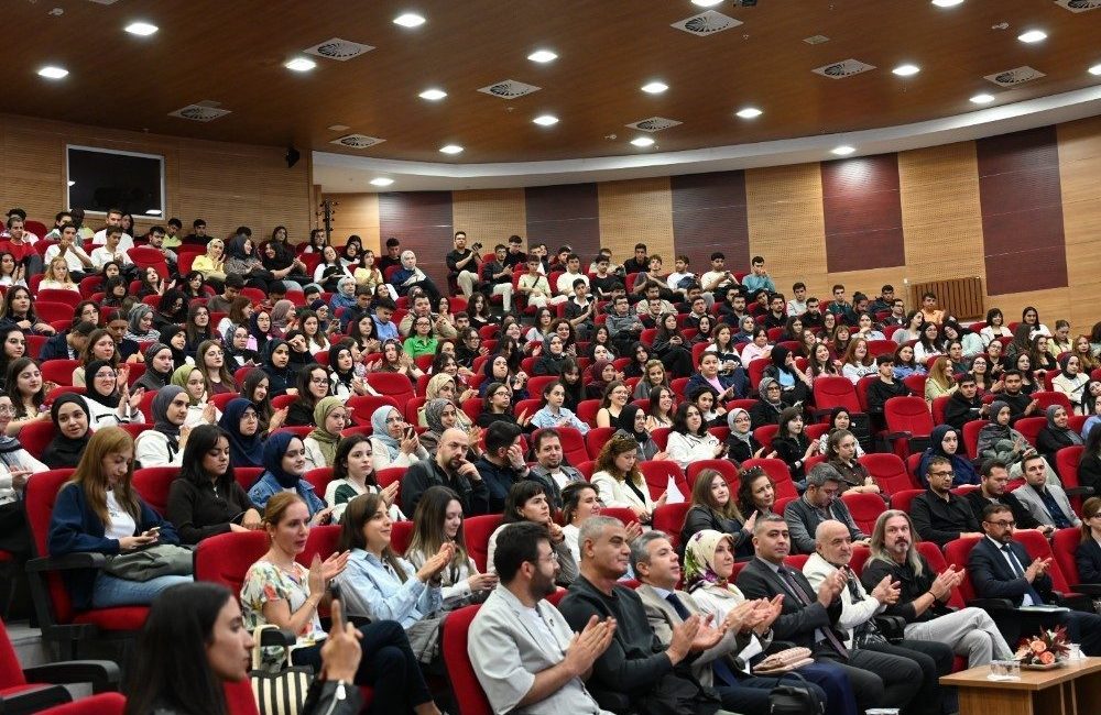 Kastamonu Üniversitesi’nde oryantasyon programı devam ediyor Kastamonu Üniversitesi, üniversiteye yeni başlayan öğrenciler için düzenlediği oryantasyon eğitimlerine