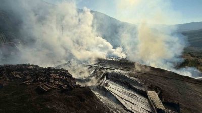 Kastamonu’nun Araç ilçesinde çıkan yangında iki ev ve iki samanlık