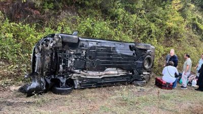 Kastamonu’nun İnebolu ilçesinde sürücüsünün direksiyon hakimiyetini kaybetmesi neticesinde yoldan çıkarak