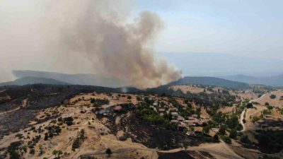 Kastamonu’nun Araç ilçesinde etkili olan iki yangına müdahale havadan ve
