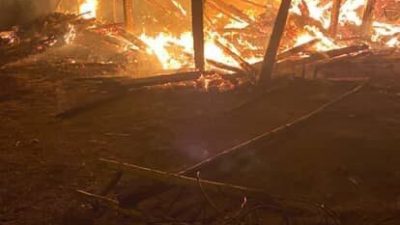 Kastamonu’nun Taşköprü ilçesinde çıkan yangında iki katlı ev ile bir