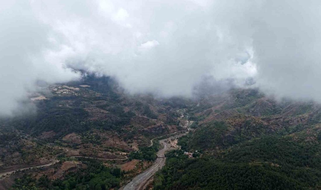 Kastamonu’nun İhsangazi ilçesinde hava sıcaklığının düşmesiyle dağları kaplayan sis ortaya