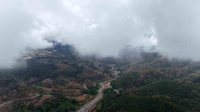 Kastamonu’nun İhsangazi ilçesinde hava sıcaklığının düşmesiyle dağları kaplayan sis ortaya