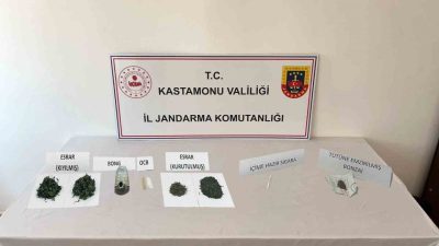 Kastamonu’da jandarma ekipleri tarafından düzenlenen operasyonlarda uyuşturucu maddeyle yakalanan 2