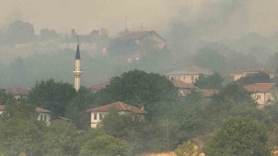 Karabük’te ormanlık alanda çıkan ve Kastamonu’nun Araç ilçesine sıçrayan yangın,