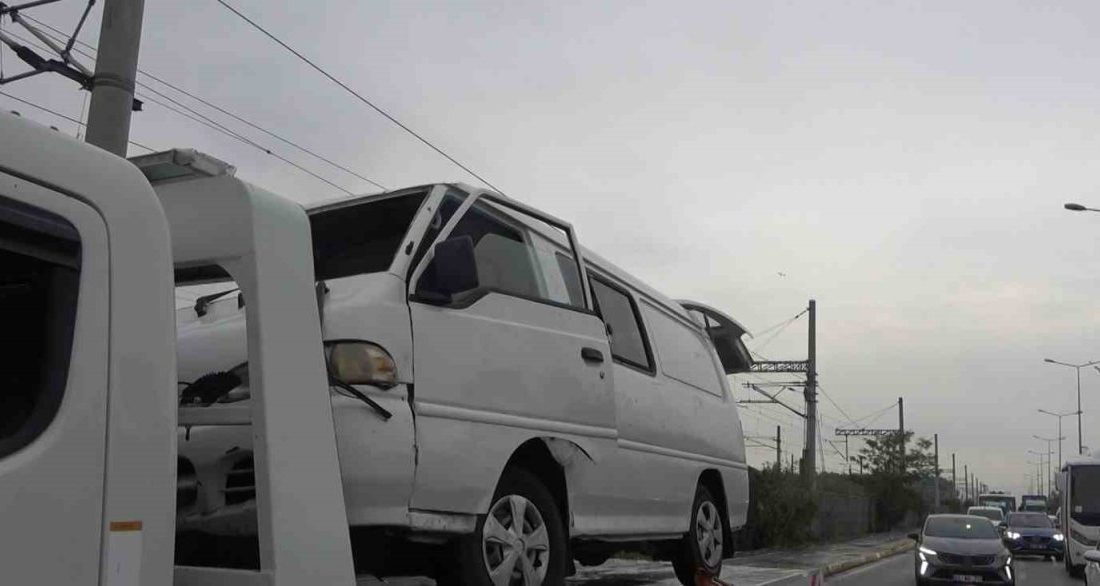 Kocaeli’nin İzmit ilçesinde kayganlaşan yolda kontrolden çıkan minibüsün kaldırıma çarparak