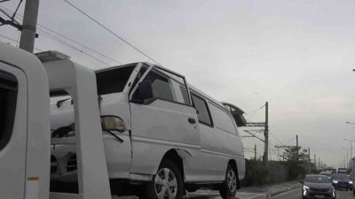 Kocaeli’nin İzmit ilçesinde kayganlaşan yolda kontrolden çıkan minibüsün kaldırıma çarparak