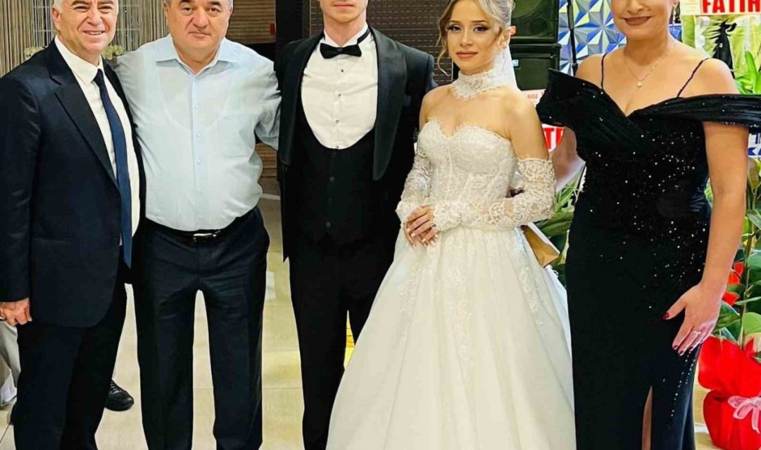 Kaymakam Öztürk, genç çiftlerin mutluluğuna ortak oldu Bozüyük Kaymakamı, Adem Öztürk düzenlenen iki ayrı düğün törenine katılarak