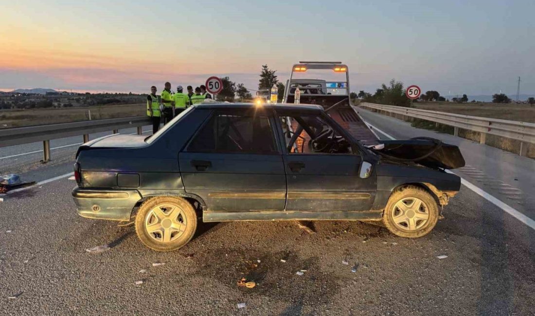 Kastamonu’da sürücüsünün direksiyon hakimiyetini kaybetmesi neticesinde bariyerlere çarpan otomobilde ağır