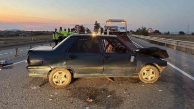 Kastamonu’da sürücüsünün direksiyon hakimiyetini kaybetmesi neticesinde bariyerlere çarpan otomobilde ağır