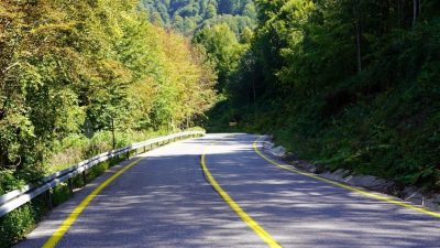 Kocaeli Büyükşehir Belediyesi, ulaşım güvenliğini artırmak amacıyla Kartepe zirve yolunda