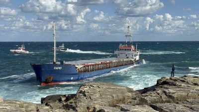 Kocaeli’nin Kandıra ilçesinde Pembe Kayalıklar mevkiinde sabah saatlerinde kargo gemisi