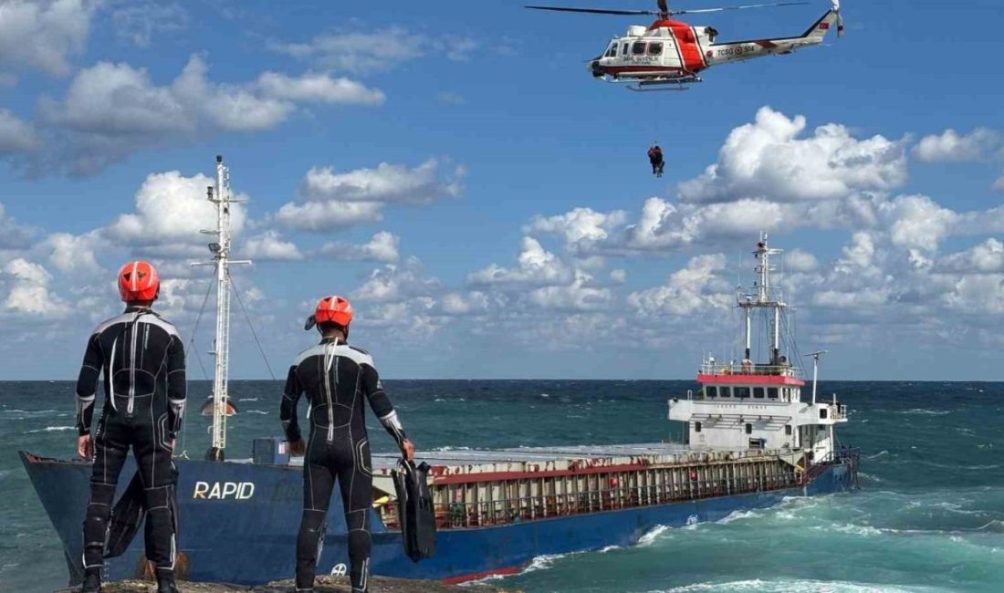 Kocaeli’nin Kandıra ilçesinde hava muhalefeti nedeniyle sürüklenerek kayalıklara oturan Tanzanya