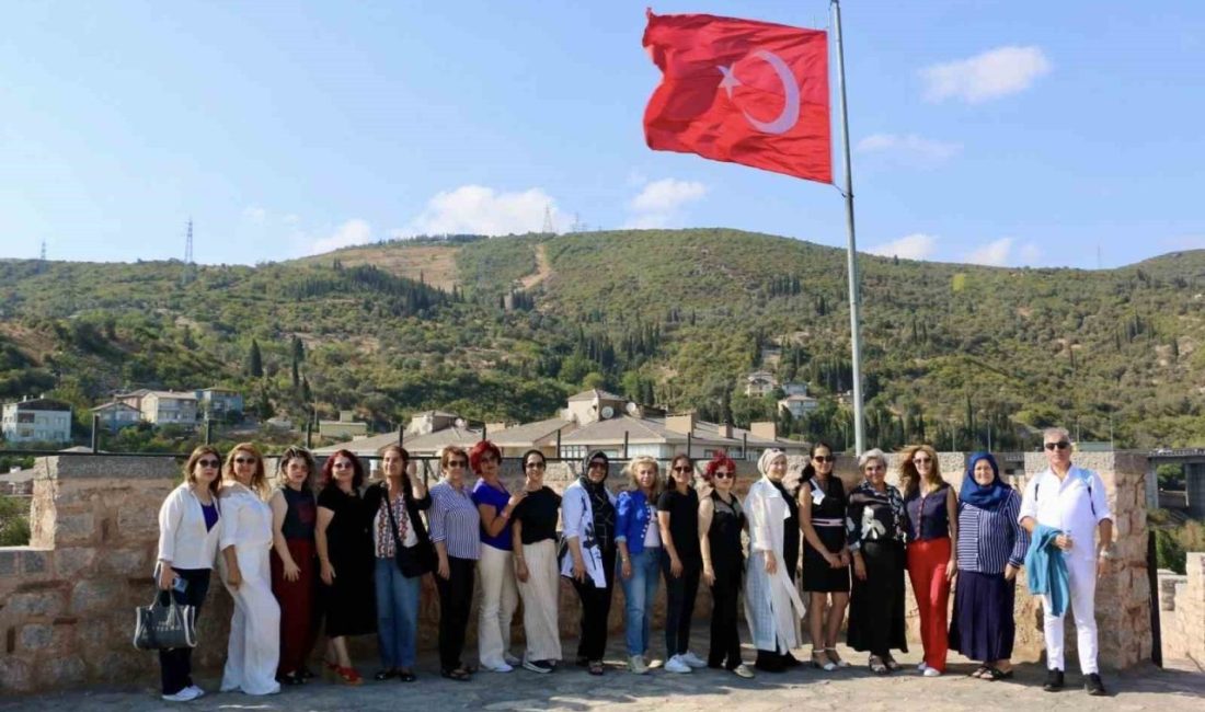 Kocaeli’nin kadın muhtarları yüzlerce yıllık tarihi yapıları gezdi Kocaeli’nin farklı ilçelerinde görev yapan kadın muhtarlar, Körfez Belediyesi’ni ziyaret