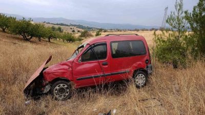 Bilecik’te seyir halinde kontrolden çıkan hafif ticari araç tarlaya uçarken,