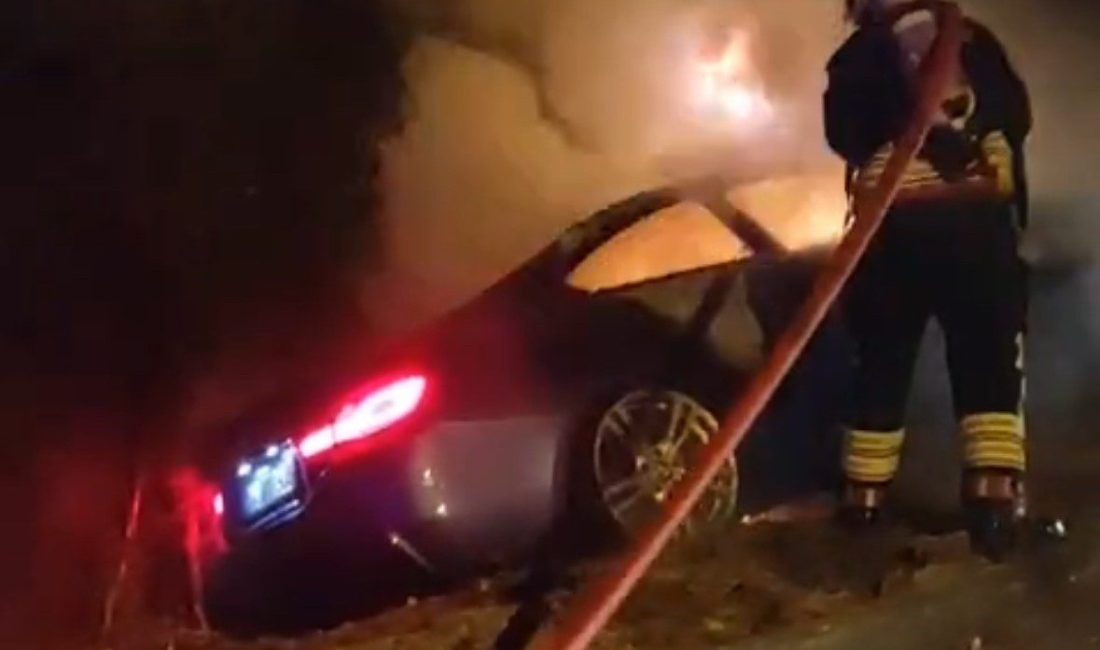 Bolu’da yol kenarındaki ağaçlara çarpan lüks otomobil, kazanın ardından alev