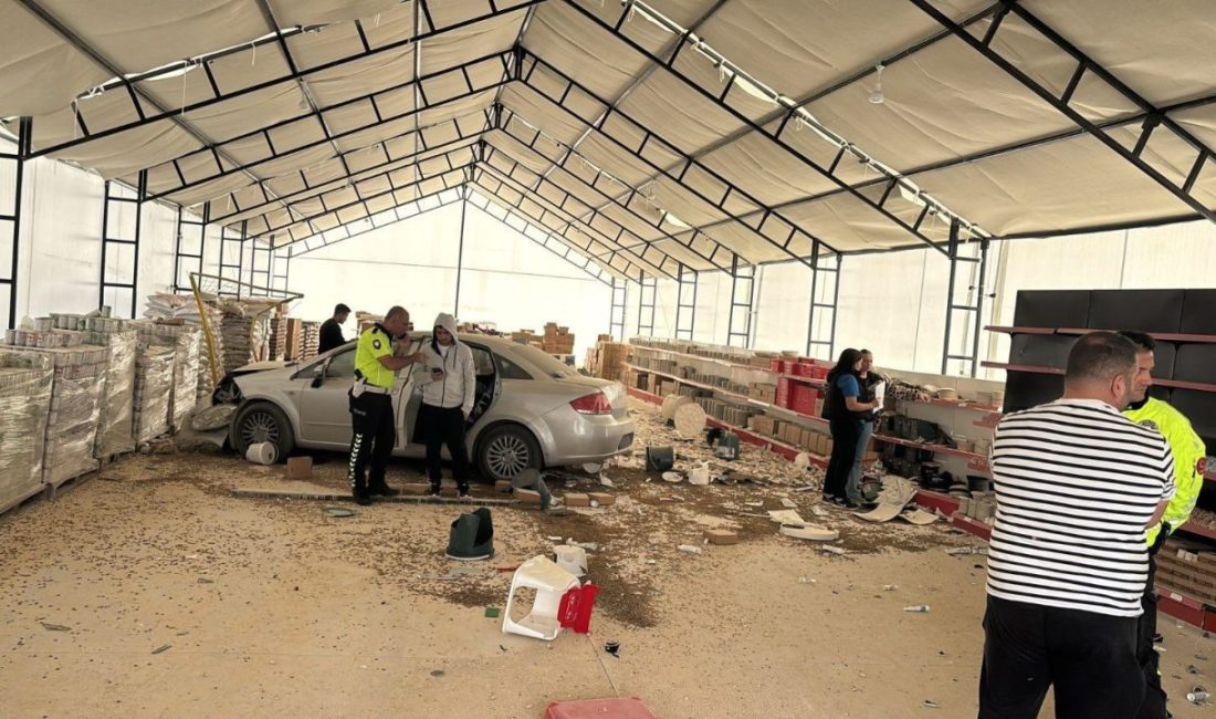 Bilecik’te kontrolden çıkan otomobil bir iş yerine girerken olayda faciadan