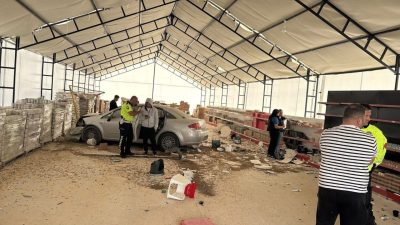 Bilecik’te kontrolden çıkan otomobil bir iş yerine girerken olayda faciadan