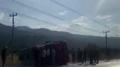 Sakarya’nın Akyazı ilçesinde sürücüsünün direksiyon hakimiyetini kaybetmesi neticesinde kontrolden çıkan