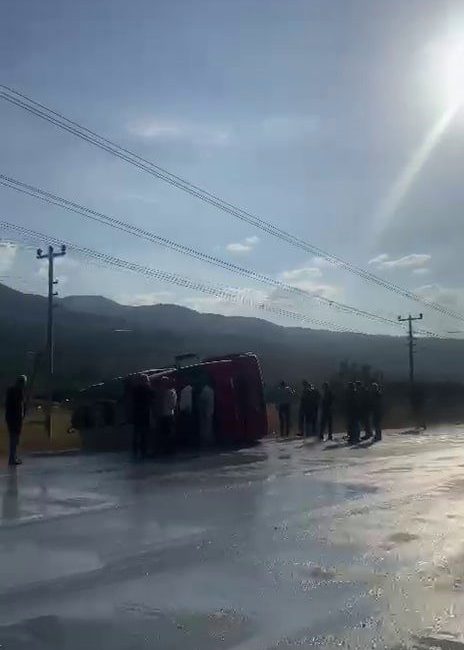 Sakarya’nın Akyazı ilçesinde sürücüsünün direksiyon hakimiyetini kaybetmesi neticesinde kontrolden çıkan