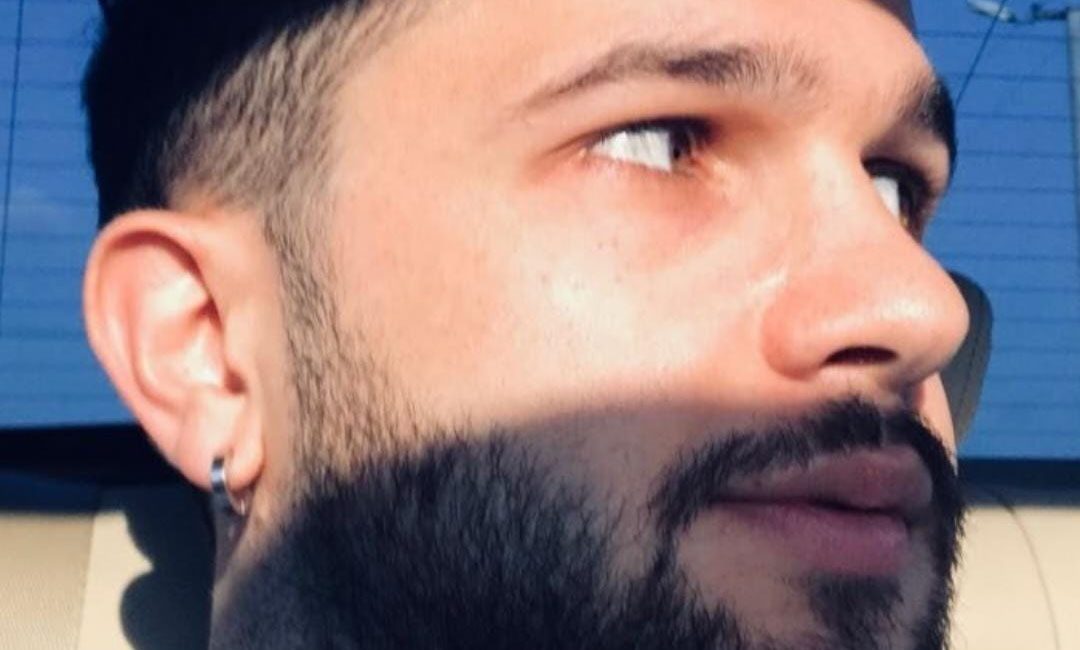 Sakarya’nın Akyazı ilçesinde seyir halindeyken kontrolünü kaybettiği motosikletten düşen genç,