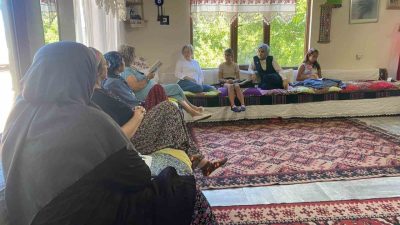 Bilecik’in Gölpazarı İlçe Kaymakamı Feyza Nur Kılıç, köyde yaşayan kadınlarla