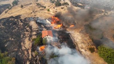 Kastamonu’nun Araç ilçesinde ormanlık alanda çıkan yangının sıçradığı köy havadan