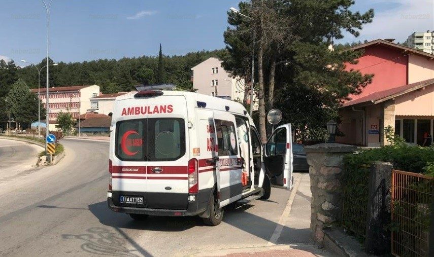 Minibüs ile motosiklet çarpıştı, 1 yaralı Bilecik’te seyir halinde özel halk minibüsü ile motosikletin çarpışması sonucu