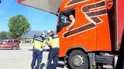 Bolu’nun Mudurnu ilçesinde jandarma trafik timleri, Mudurnu-Nallıhan kara yolu üzerinde