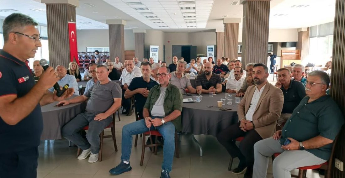 Muhtarla “üç boyutlu” eğitim Kocaeli Büyükşehir Belediyesi, muhtarların mahallelerindeki etkinliğini artırmak amacıyla güvenlik, yangın