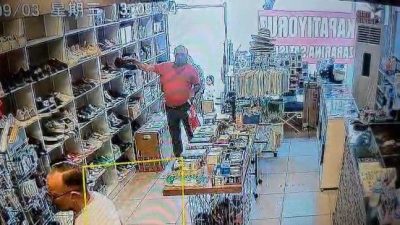 Kocaeli’nin İzmit ilçesinde bir mağazaya müşteri giren şahıs, gözüne kestirdiği