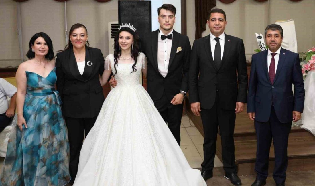 Mutluluklarına şahitlik ettiler DÜZCE(İHA) – Düzce Valisi Selçuk Aslan, Kıbrıs Gazisi Mehmet Ali